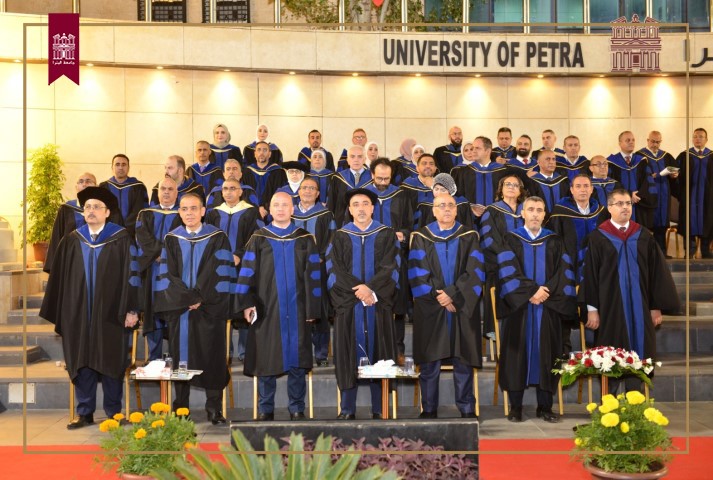 /Ar/News/PublishingImages/جامعة%20البترا%20تخرج%20طلبة%20الفصل%20الصيفي%20للعام%20الجامعي%202021-2022-10.jpg