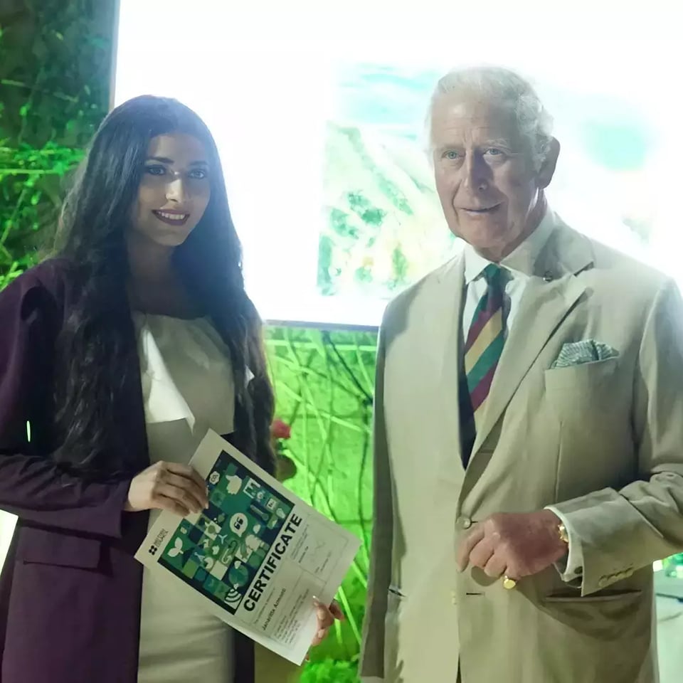 الأمير تشارلز يكرم جاناريتا العرموطي خريجة جامعة البترا