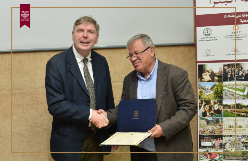 /Ar/News/PublishingImages/جامعة البترا تسلم شهادات برنامج التبادل الثقافي لطلبة جامعة كوينز بلفاست-2.jpg