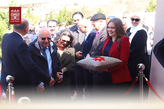 /Ar/News/PublishingImages/جامعة البترا تفتتح بيت الطين ومعرض مواد البناء في الحرم الجامعي 1.JPG