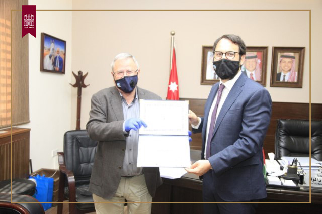 /Ar/News/PublishingImages/جامعة البترا والجمعية العلمية الملكية تبحثان توثيق التعاون العلمي 1.jpg