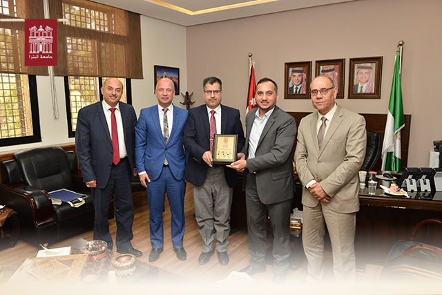 رئيس جامعة البترا يكرم الإعلامي الطلافحة خريج الجامعة
