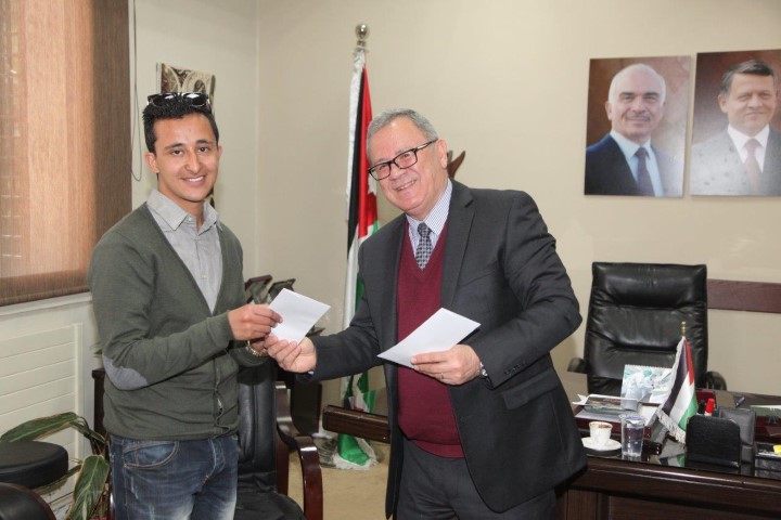 رئيس جامعة البترا يكرم طلبتها الفائزين بمسابقة "فن المناظرة" President Petra University Honors Students Winners Talent Correspon