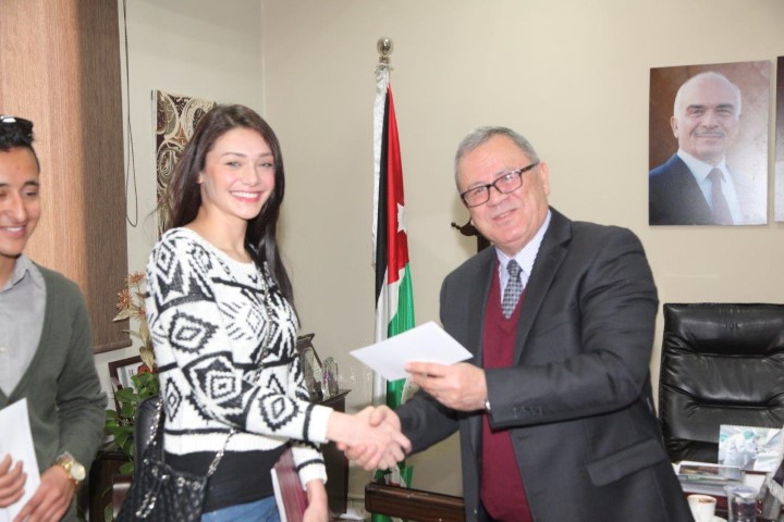 رئيس جامعة البترا يكرم طلبتها الفائزين بمسابقة "فن المناظرة" President Petra University Honors Students Winners Talent Correspon
