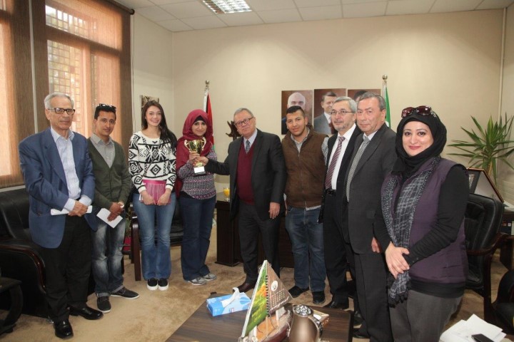 رئيس جامعة البترا يكرم طلبتها الفائزين بمسابقة "فن المناظرة" President Petra University Honors Students Winners Talent Correspon