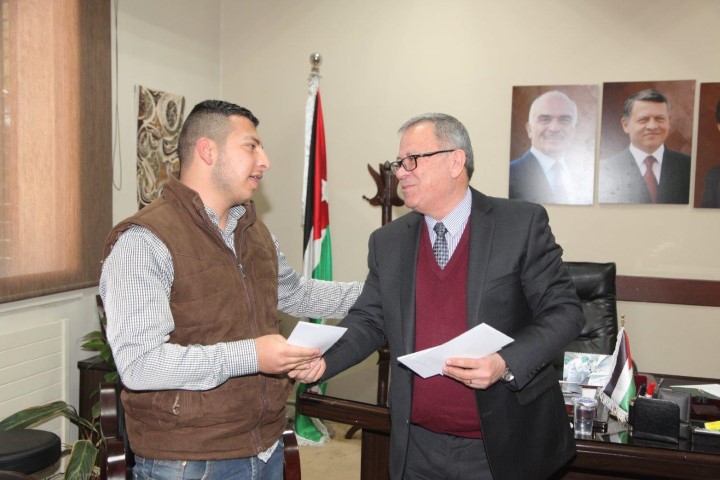 رئيس جامعة البترا يكرم طلبتها الفائزين بمسابقة "فن المناظرة" President Petra University Honors Students Winners Talent Correspon
