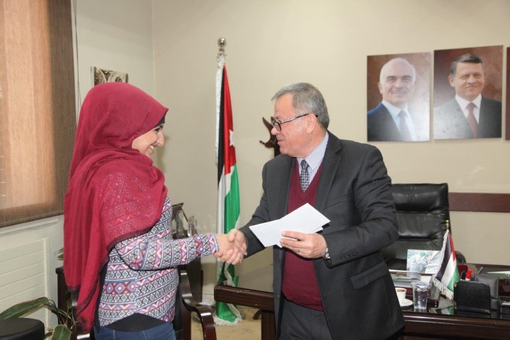 رئيس جامعة البترا يكرم طلبتها الفائزين بمسابقة "فن المناظرة" President Petra University Honors Students Winners Talent Correspon