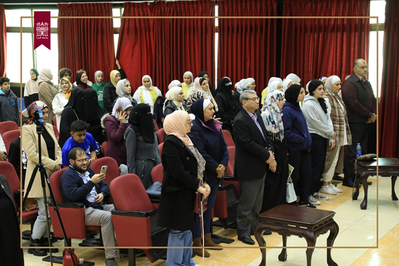 رمضان من جامعة البترا يشارك في تقييم المشاريع العلمية لطلبة مدارس الحصاد