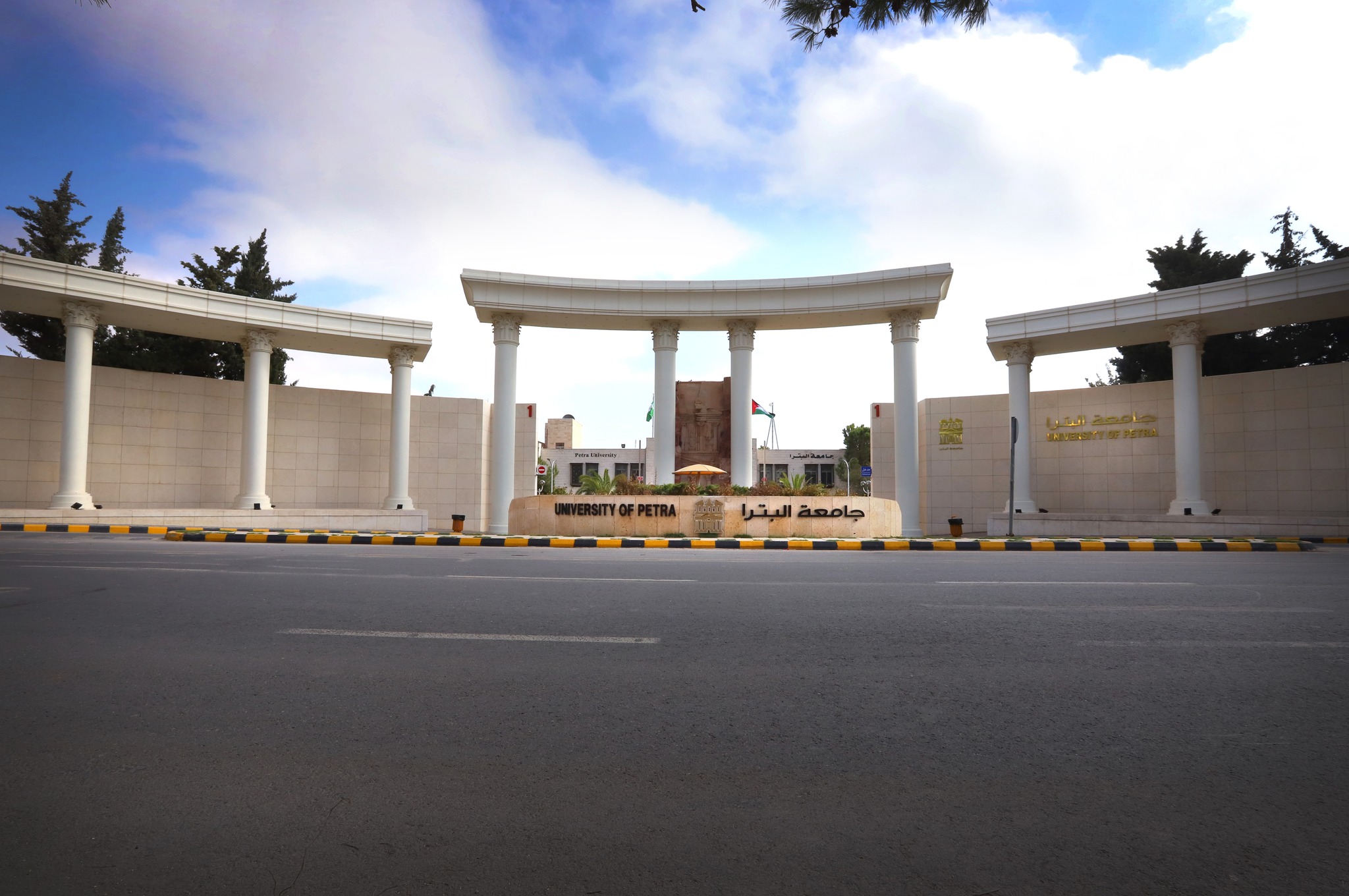 طلبة جامعة البترا ينظمون إفطارًا لأيتام من سحاب