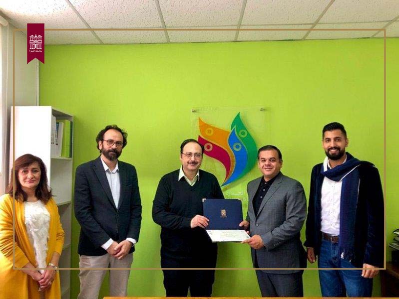 طلبة جامعة البترا يهدون مجموعة من أعمالهم الخاصة بترويج المعالم السياحية إلى هيئة تنشيط السياحة الأردنية