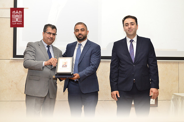 فوز الدكتور كمال جمال العواملة بجائزة الباحث المتميز في قسم القانون الخاص في كلية الحقوق في جامعة البترا للعام 2023