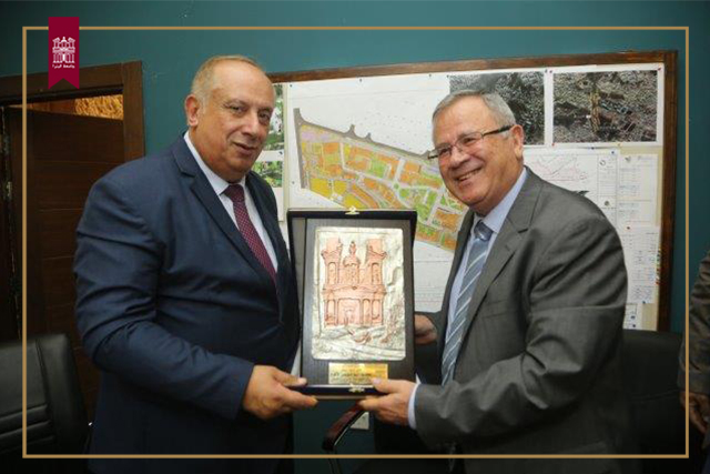 /Ar/News/PublishingImages/وزير التعليم العالي الفلسطيني يزور جامعة البترا 1.jpg